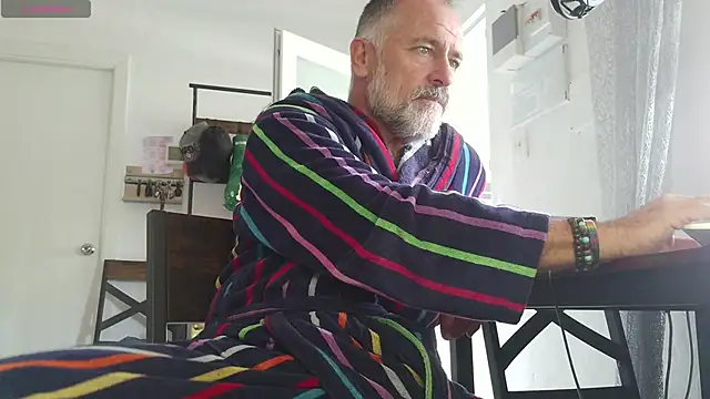 Snapshot of DaddybearVLC chatting on November 2025 12:07:02 PM DaddybearVLC online show from November 2025 12:07:02 PM