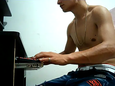 Snapshot of SHAT_SEX chatting on January 2026 12:32:01 PM SHAT SEX online show from January 2026 12:32:01 PM