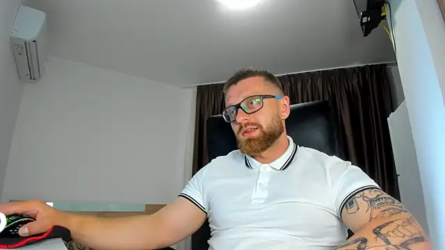 Snapshot of Findom_guy chatting on June 2026 05:23:01 PM Findom guy online show from June 2026 05:23:01 PM