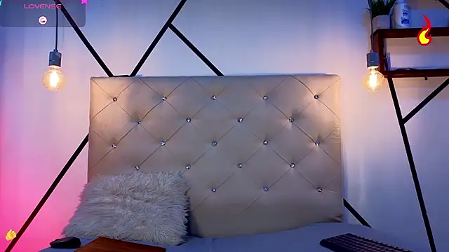 Snapshot of violetasimonz chatting on February 2026 09:19:01 PM violetasimonz online show from February 2026 09:19:01 PM