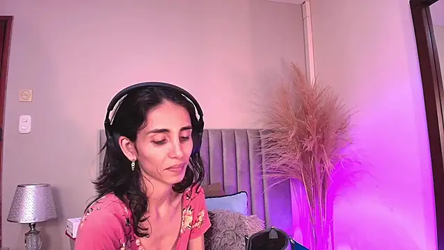 Nina Cavaali online show from September 2025 06:18:02 PM