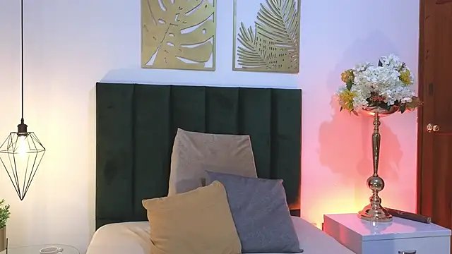 Nina Cavaali online show from September 2025 02:33:02 PM