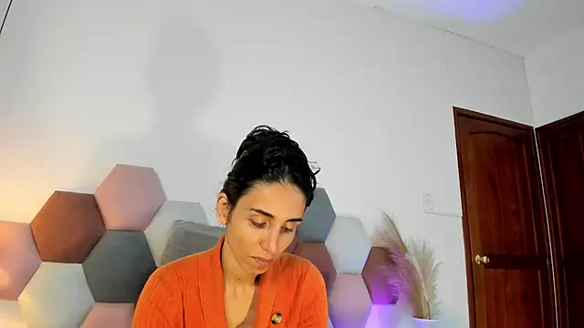 Nina Cavaali online show from November 2025 02:32:02 PM