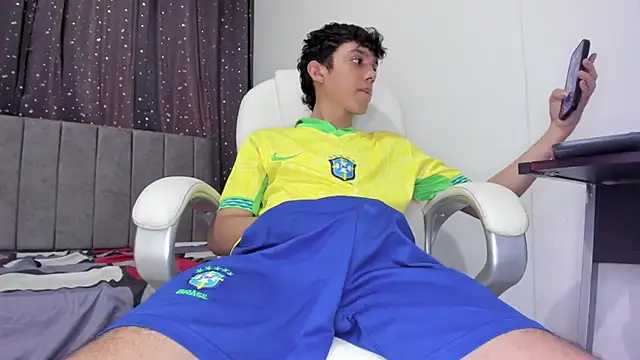 Snapshot of The_skinnyguys chatting on December 2024 09:31:02 PM The skinnyguys online show from December 2024 09:31:02 PM