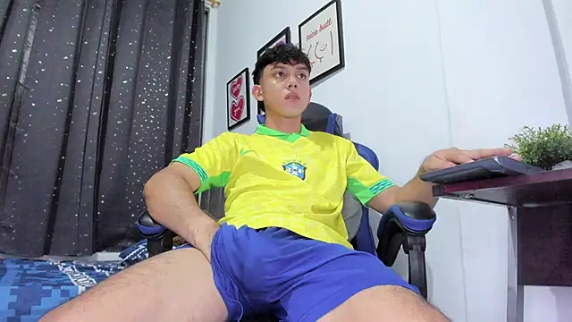 Snapshot of The_skinnyguys chatting on October 2025 11:03:02 PM The skinnyguys online show from October 2025 11:03:02 PM