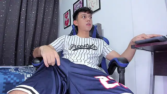 Snapshot of The_skinnyguys chatting on October 2025 10:12:01 PM The skinnyguys online show from October 2025 10:12:01 PM