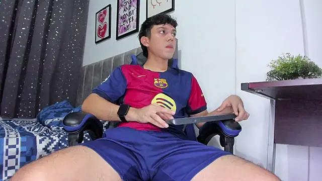 Snapshot of The_skinnyguys chatting on November 2025 10:43:02 PM The skinnyguys online show from November 2025 10:43:02 PM