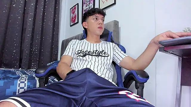 Snapshot of The_skinnyguys chatting on November 2025 10:04:02 PM The skinnyguys online show from November 2025 10:04:02 PM