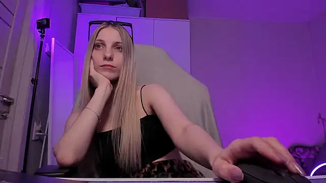 Anna Fink online show from March 2026 08:01:02 PM