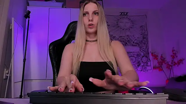 Anna Fink online show from July 2026 08:30:01 PM