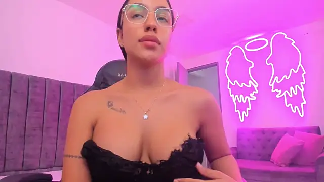 xiomara  cortes online show from November 2025 01:05:02 AM