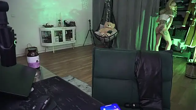 LaraPunkt online show from February 2026 09:01:02 AM