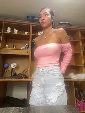 LauraAristizabal online show from April 2026 12:29:02 PM