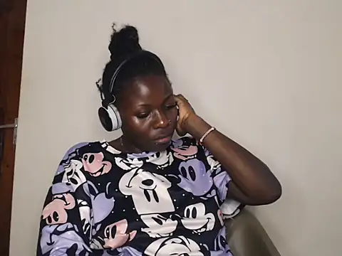 queenofqueens96 online show from March 2026 06:19:02 AM