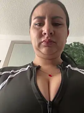 Abril Luv online show from October 2025 01:20:01 PM