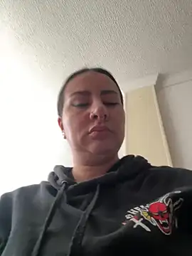 Abril Luv online show from February 2026 01:10:01 PM