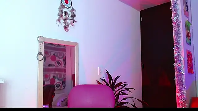 Snapshot of alisseallie chatting on January 2025 11:17:01 PM alisseallie online show from January 2025 11:17:01 PM