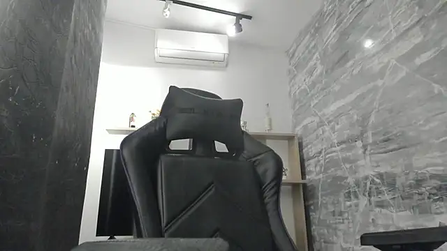 Snapshot of LunaBaker-1 chatting on October 2025 07:55:02 PM LunaBaker-1 online show from October 2025 07:55:02 PM