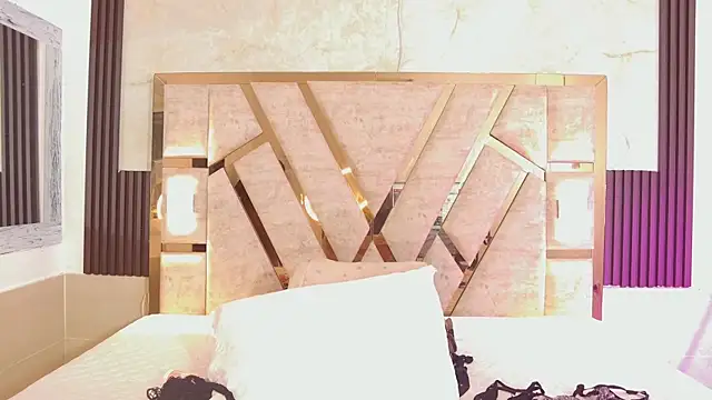 Athenea Mills online show from October 2025 06:50:02 PM