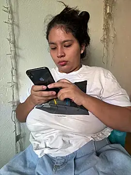 Snapshot of moncerrat_luna chatting on May 2026 01:29:01 PM moncerrat luna online show from May 2026 01:29:01 PM