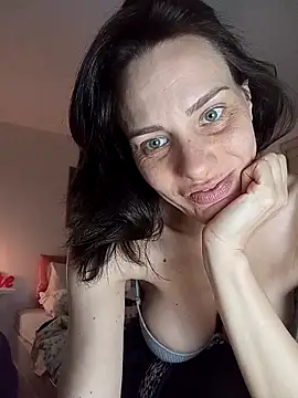 Emyly83 online show from March 2026 12:22:01 PM