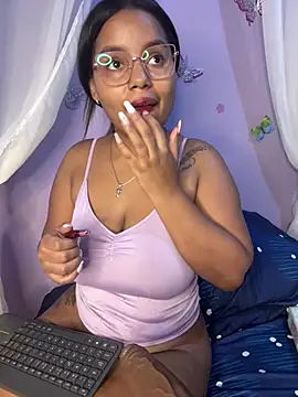 Snapshot of Aleja_DANS chatting on April 2026 01:24:02 PM Aleja DANS online show from April 2026 01:24:02 PM