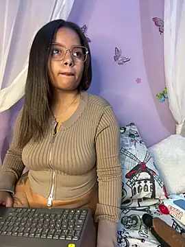 Snapshot of Aleja_DANS chatting on April 2026 08:06:01 AM Aleja DANS online show from April 2026 08:06:01 AM