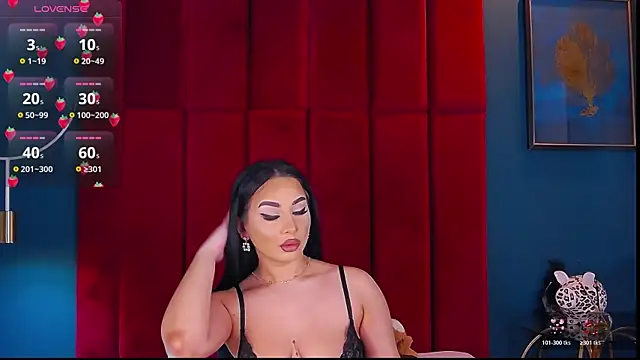 Snapshot of MadyLuxxx chatting on December 2025 07:43:02 PM MadyLuxxx online show from December 2025 07:43:02 PM