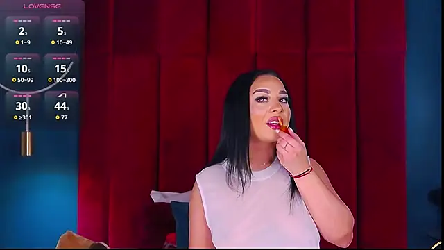 Snapshot of MadyLuxxx chatting on January 2026 07:39:02 PM MadyLuxxx online show from January 2026 07:39:02 PM