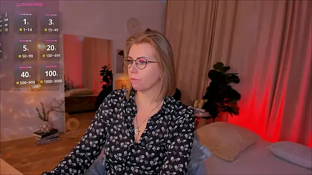 Snapshot of Annie_Light chatting on April 2026 06:52:01 AM Annie Light online show from April 2026 06:52:01 AM