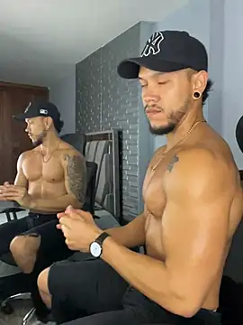 ARON TAYLER01 online show from February 2025 12:33:01 PM