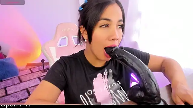 Snapshot of KAROLIVONNE chatting on December 2024 07:45:01 PM KAROLIVONNE online show from December 2024 07:45:01 PM