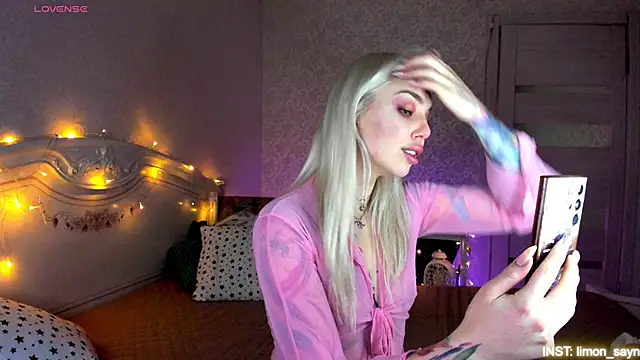 LillyMoure  online show from April 2026 11:32:01 PM