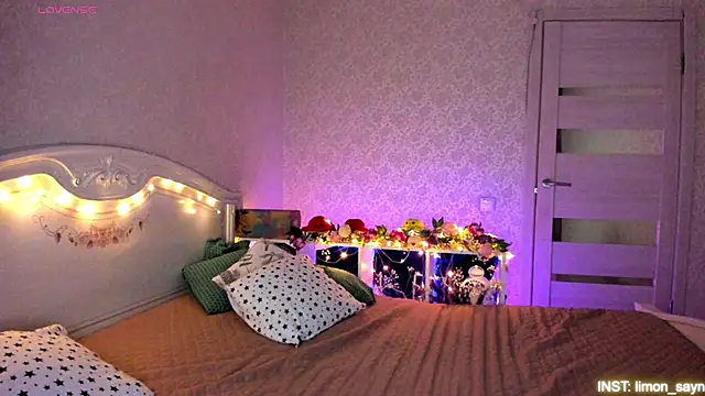 Snapshot of LillyMoure_ chatting on April 2026 11:40:02 PM LillyMoure online show from April 2026 11:40:02 PM