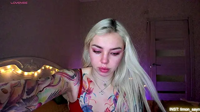 Snapshot of LillyMoure_ chatting on April 2026 11:18:01 PM LillyMoure online show from April 2026 11:18:01 PM