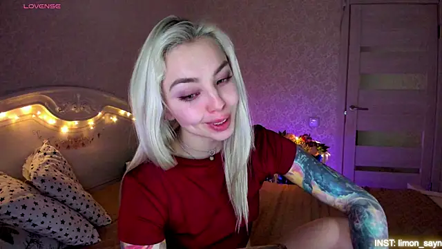 Snapshot of LillyMoure_ chatting on April 2026 11:55:02 PM LillyMoure online show from April 2026 11:55:02 PM