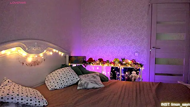 Snapshot of LillyMoure_ chatting on May 2026 11:20:01 PM LillyMoure online show from May 2026 11:20:01 PM