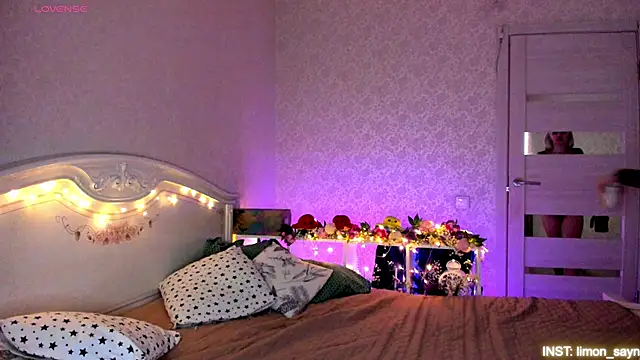 Snapshot of LillyMoure_ chatting on May 2026 11:56:02 PM LillyMoure online show from May 2026 11:56:02 PM