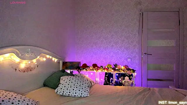 Snapshot of LillyMoure_ chatting on May 2026 12:16:02 AM LillyMoure online show from May 2026 12:16:02 AM