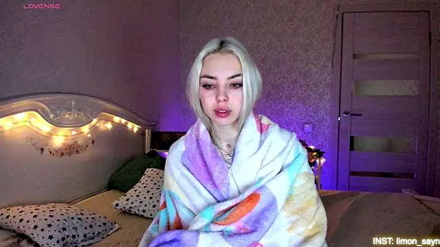 Snapshot of LillyMoure_ chatting on May 2026 11:33:02 PM LillyMoure online show from May 2026 11:33:02 PM
