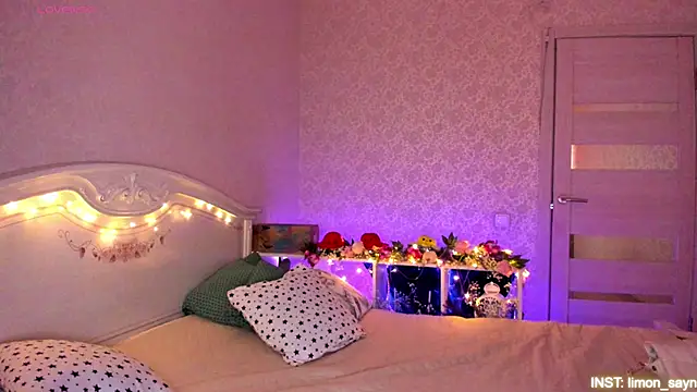 Snapshot of LillyMoure_ chatting on May 2026 12:08:02 AM LillyMoure online show from May 2026 12:08:02 AM