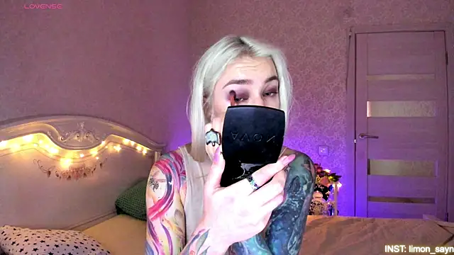 Snapshot of LillyMoure_ chatting on May 2026 01:02:02 AM LillyMoure online show from May 2026 01:02:02 AM