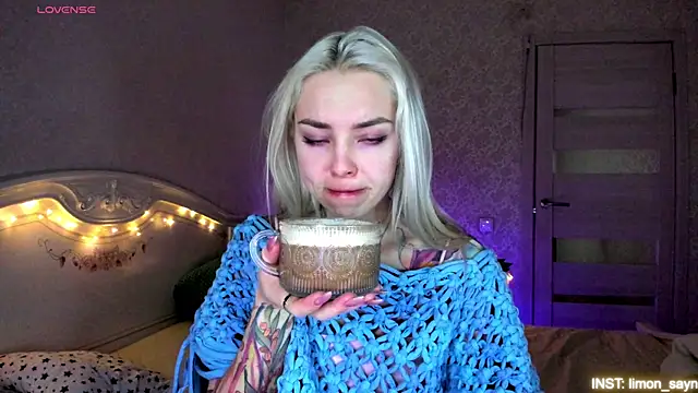 Snapshot of LillyMoure_ chatting on May 2026 11:44:02 PM LillyMoure online show from May 2026 11:44:02 PM
