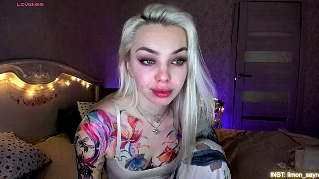 Snapshot of LillyMoure_ chatting on May 2026 11:35:01 PM LillyMoure online show from May 2026 11:35:01 PM