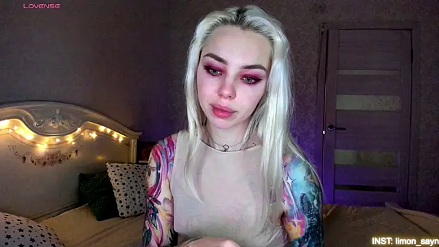 Snapshot of LillyMoure_ chatting on May 2026 11:25:02 PM LillyMoure online show from May 2026 11:25:02 PM