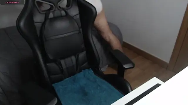 Snapshot of cutehairymacho chatting on December 2024 11:45:02 AM cutehairymacho online show from December 2024 11:45:02 AM