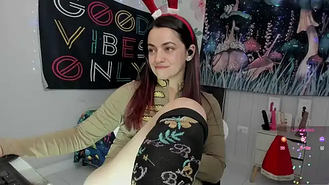 LovelyAzucena online show from December 2024 06:25:01 PM