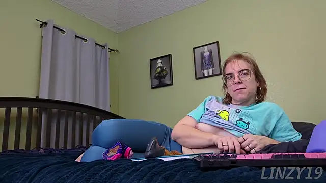 Snapshot of Linzy_19 chatting on December 2024 12:13:01 AM Linzy 19 online show from December 2024 12:13:01 AM