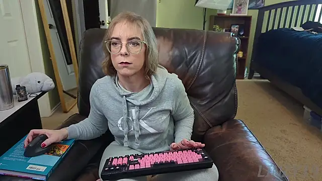 Snapshot of Linzy_19 chatting on January 2025 04:55:01 PM Linzy 19 online show from January 2025 04:55:01 PM