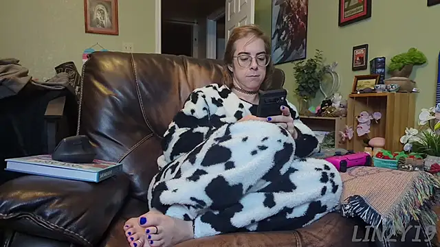 Snapshot of Linzy_19 chatting on January 2025 04:23:02 AM Linzy 19 online show from January 2025 04:23:02 AM